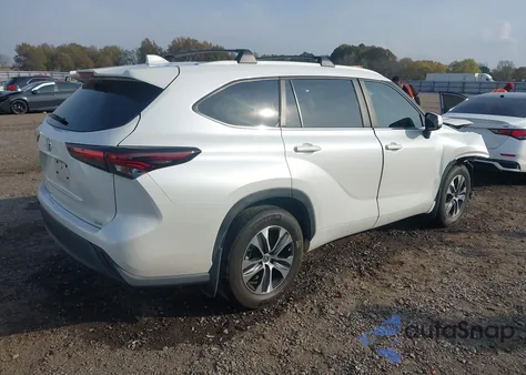 2024 Toyota Highlander Xle z USA, uszkodzony, nr VIN 5TDKDRAH5RS052661